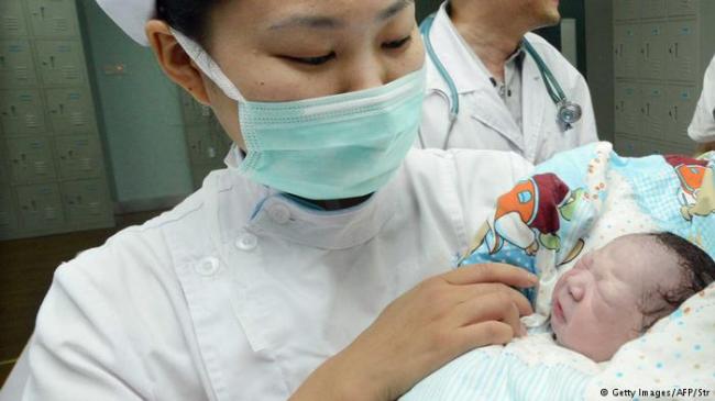 中国2017年人口出生下降 二孩比例增加了