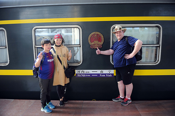 洋人春运挤跨国火车  来到中国已14年