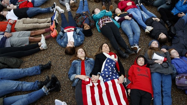 刚刚！一批学生躺在了白宫门口