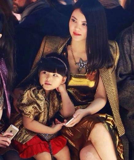 赵薇女儿与李湘女儿差一岁 对比满屏尴尬