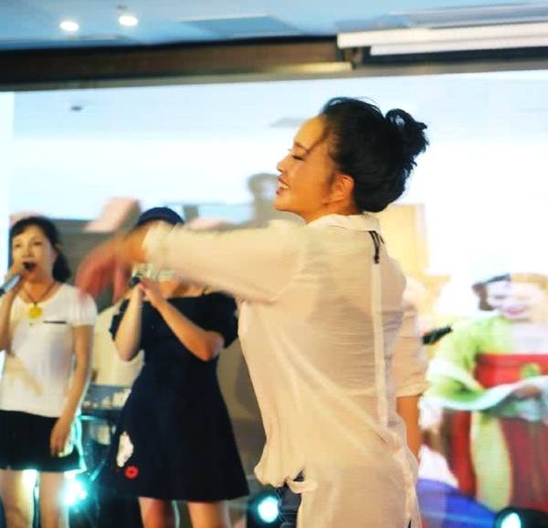 刘晓庆公开卖力扭臀跳舞 真不像63岁