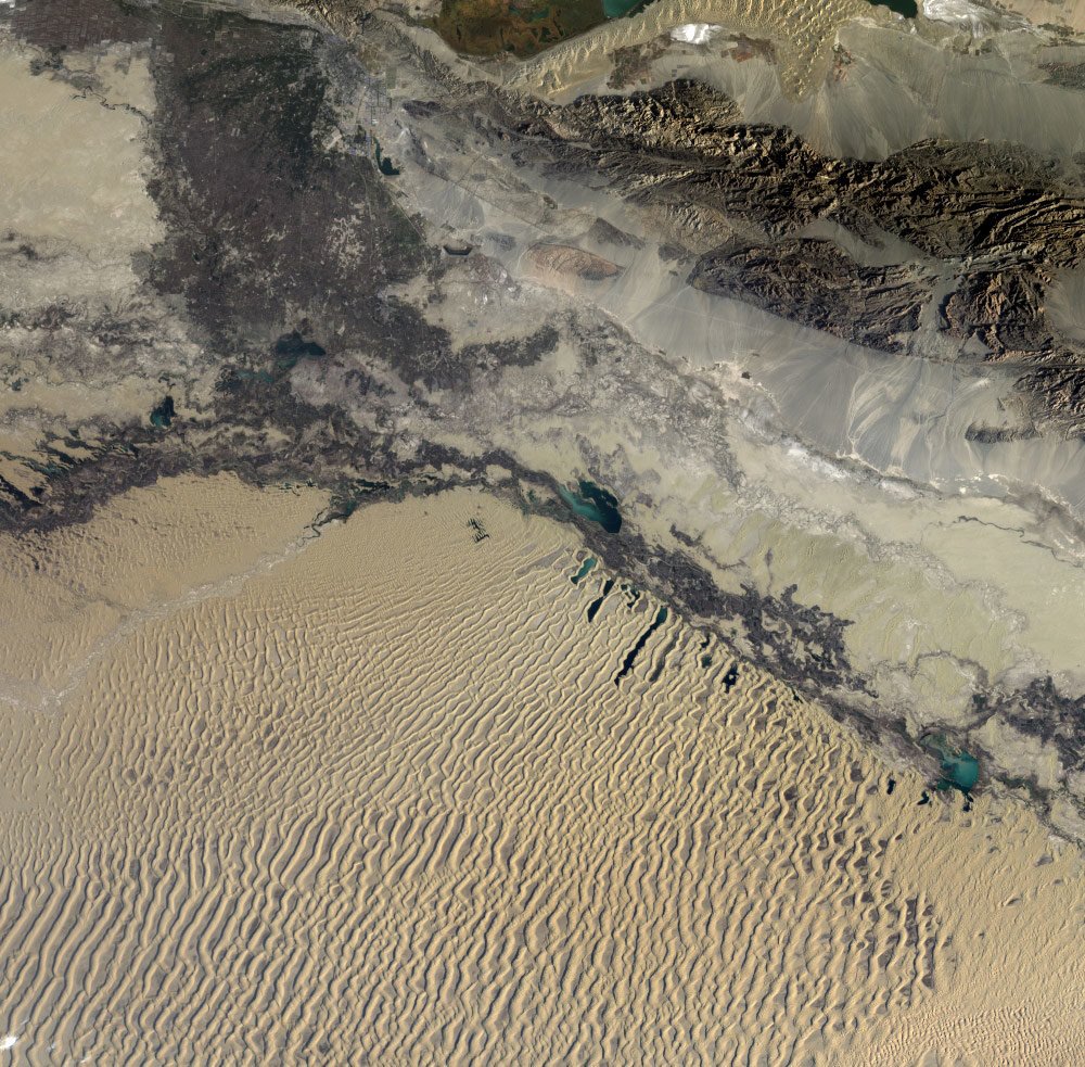 “天宫二号”拍摄的中国西部青海湖附近沙丘的画面。