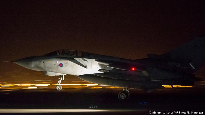 Zypern Britischer Kampfjet nach Einsatz (picture-alliance/AP Photo/L. Matthews)