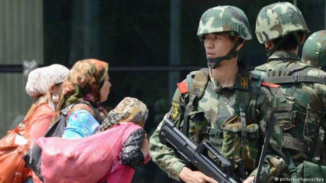 数万新疆维族遭关押 美国要痛击中国官员