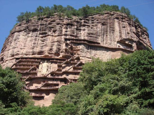 少有中国人知道这座石窟 垂直地面70米高