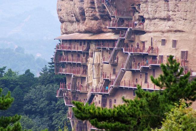 少有中国人知道这座石窟 垂直地面70米高