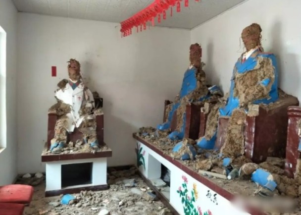 民间毛泽东纪念堂遭破坏 塑像被砸稀烂