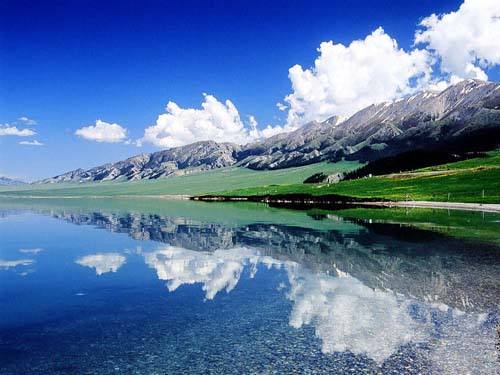 冰雪消融 新疆赛里木湖成"蓝冰世界"