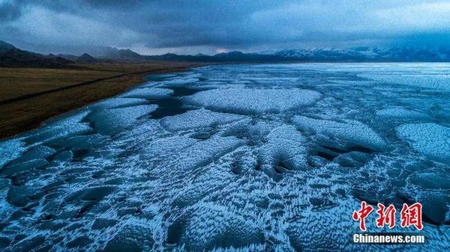 冰雪消融 新疆赛里木湖成"蓝冰世界"