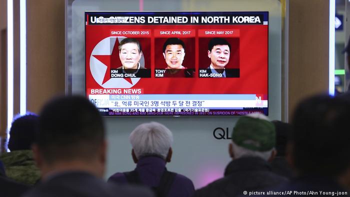 In Nordkorea inhaftierte US-Amerikaner Kim Dong Chul, left, Tony Kim und Kim Hak Song (picture alliance/AP Photo/Ahn Young-joon)