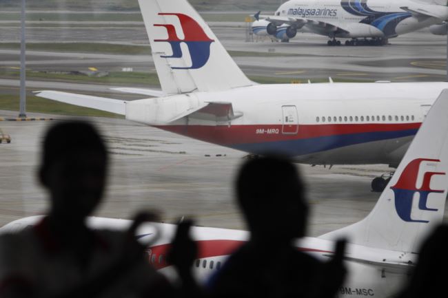 马来西亚航空公司停在吉隆坡国际机场停机坪上的飞机 （资料照片）