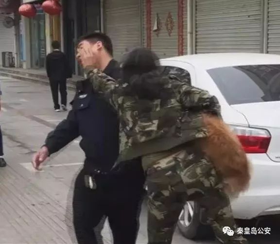 秦皇岛女子用狗链打伤2名执法人员