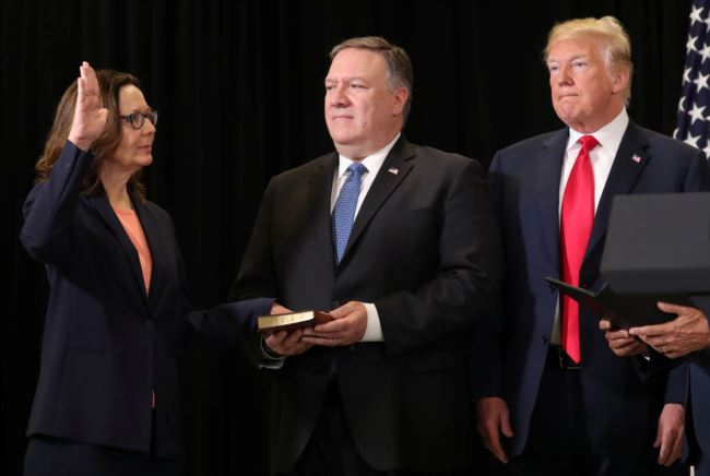 吉娜·哈斯佩尔（左）宣誓为美国中情局首位女局长，前中情局长蓬佩奥（中）手捧圣经，川普总统参加了宣誓仪式。（2018年5月21日）