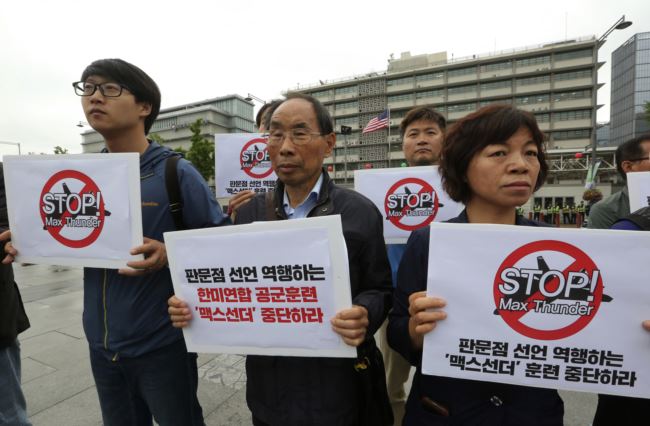 韩国民众在首尔的美国驻韩大使馆附近抗议美韩举行名为“超级雷霆”的联合军演。（2018年5月16日）