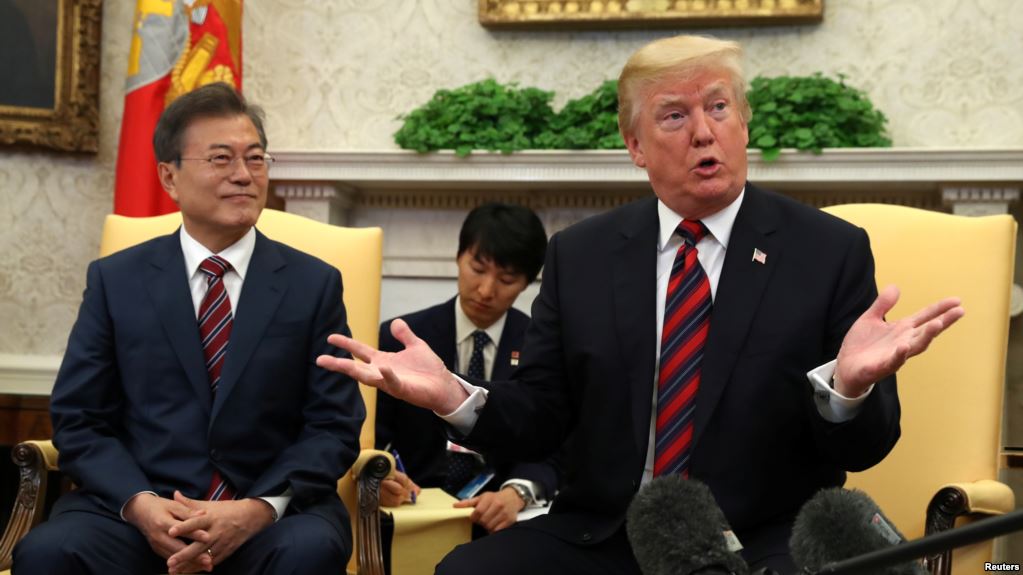 美国总统川普在白宫椭圆形办公室会晤到访的韩国总统文在寅。（2018年5月22日）