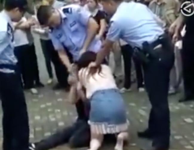 中国女子咬住男友舌头  警察出手才松开