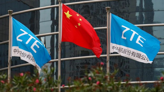 中兴通讯在深圳的总部外飘扬的该公司旗帜和中国国旗。（路透社）