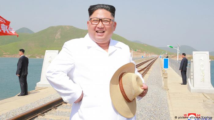 Nordkorea Kim Jong-un Besuch Eisenbahnlinie (picture-alliance/Yonhap)