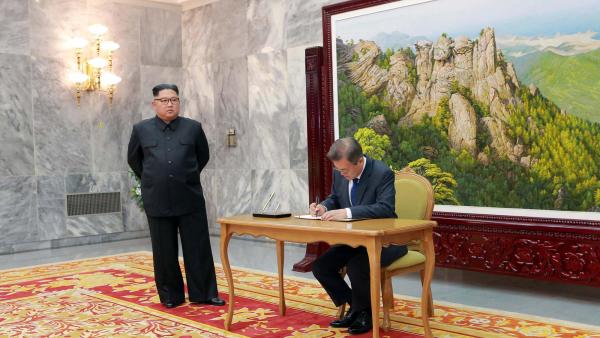 朝鲜最高领导人金正恩与韩国总统文在寅资料图片路透社资料图片