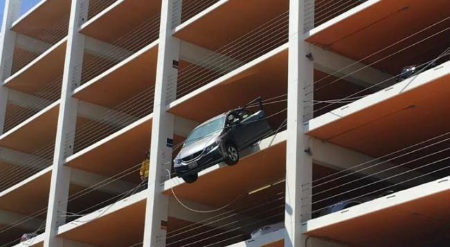 洛杉矶女司机又亮了 汽车冲出停车楼4层