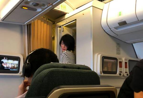 49岁王菲上演飞机换装秀 纯素颜出镜