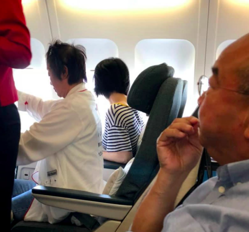 49岁王菲上演飞机换装秀 纯素颜出镜