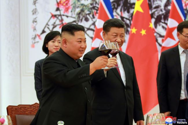 2018年6月19日，中国国家主席习近平和朝鲜领导人金正恩在欢迎宴会上举杯祝福。