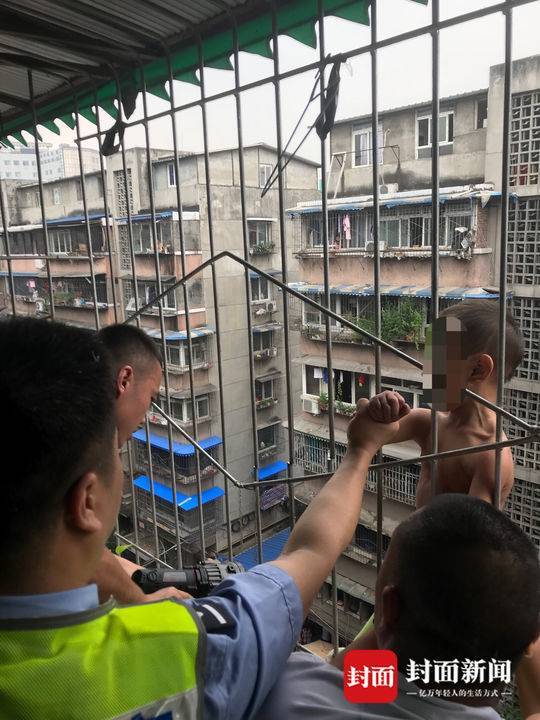4岁男童从8楼坠落挂7楼护栏 事发时家里就他自己