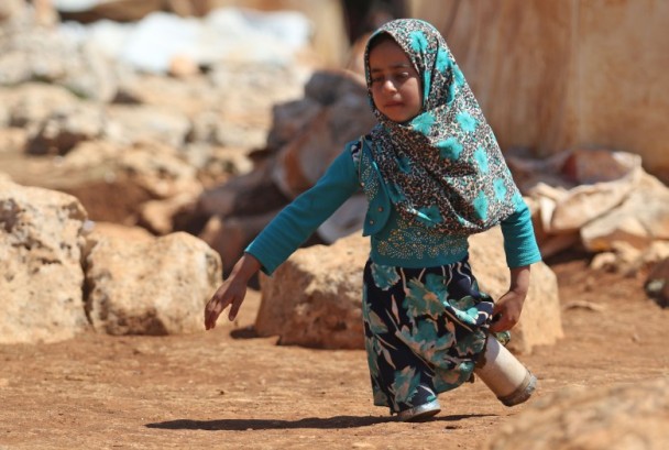 心酸！叙利亚无腿女童用鱼罐头当义肢