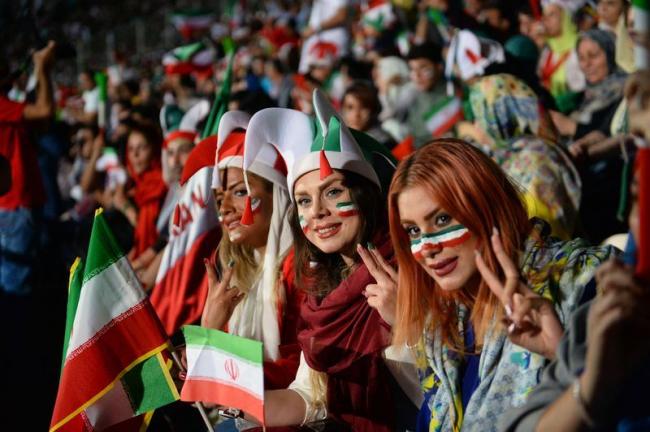 突破禁令 伊朗女性到体育场看世足直播