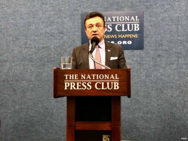 多里坤在华盛顿国家记者俱乐部举行发布会