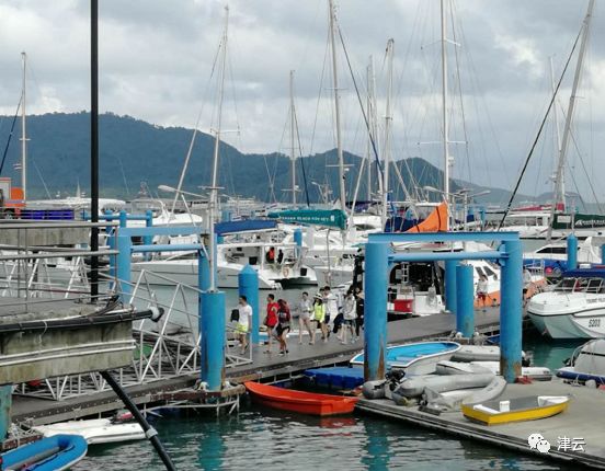 泰国沉船搜救仍在进行 码头再现中国游客