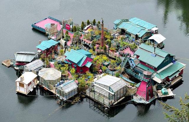 加拿大老夫妇自建水上别墅 自给自足26年