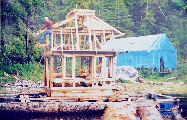 加拿大老夫妇自建水上别墅 自给自足26年