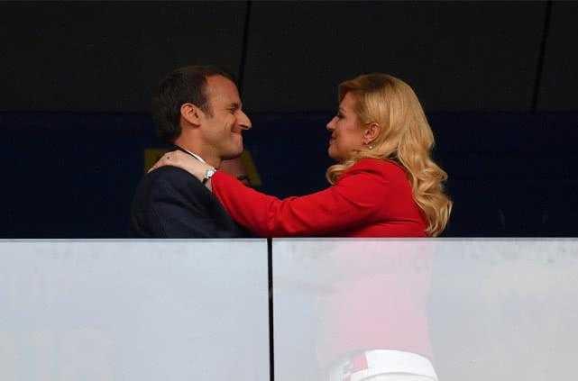 马克龙用力亲吻克罗地亚美女总统