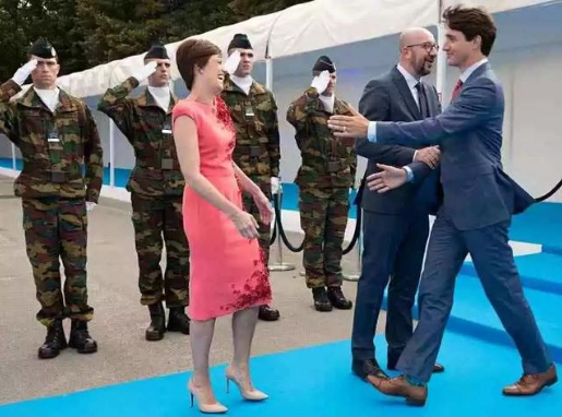 特鲁多绕过比利时首相 一把抱住了他女友