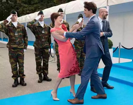 特鲁多绕过比利时首相 一把抱住了他女友