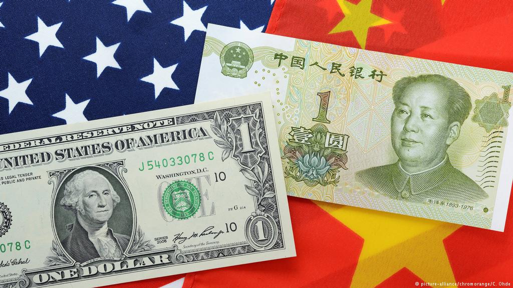 Symbolbild Handelskrieg USA und China mit Dollar- und Yuan-Geldschein (picture-alliance/chromorange/C. Ohde)