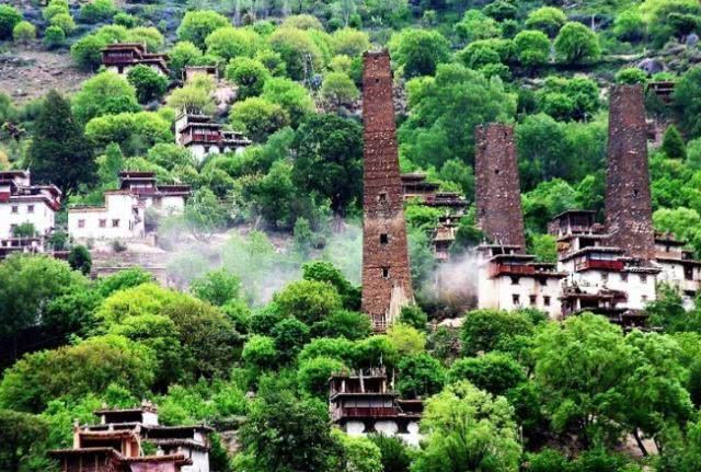 建在悬崖之上 有中国最美的藏寨
