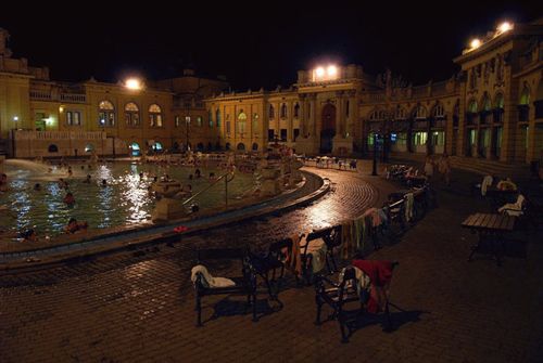 匈牙利全民＂大澡堂＂ 热衷在露天洗浴