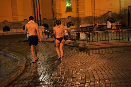 匈牙利全民＂大澡堂＂ 热衷在露天洗浴