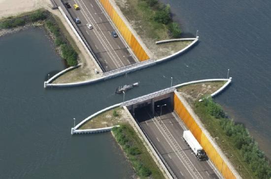 最＂古怪＂桥梁：车在水下行 船半空游