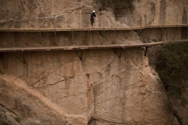 世界上最窄人行道 百米高悬崖游客