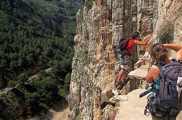 世界上最窄人行道 百米高悬崖游客