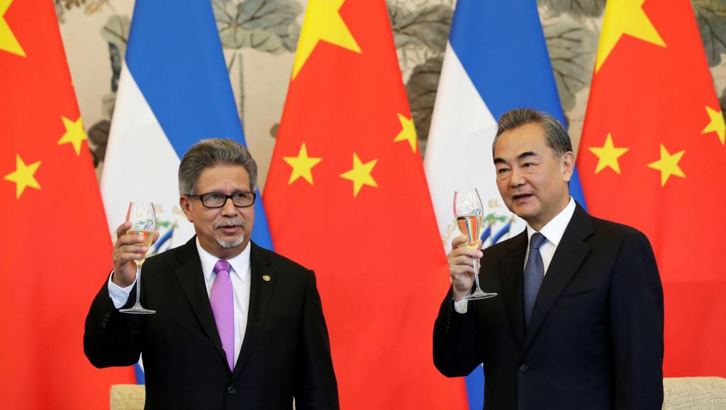 中国外交部长王毅上午与萨尔瓦多外长卡斯塔尼达（Carlos Castaneda）签署建交公报，2018年8月21号，北京 Reuters