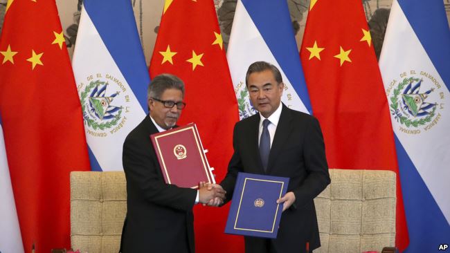 萨尔瓦多外交部长卡斯塔内达与中国外长王毅签署两国建交文件（2018年8月21号 资料照）
