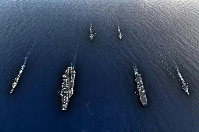 美日航母战斗群在中国南海秀“恩爱”