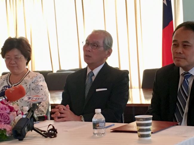 台湾驻美代表高硕泰9月5日在代表处举行华文媒体简报会。（美国之音钟辰芳拍摄）