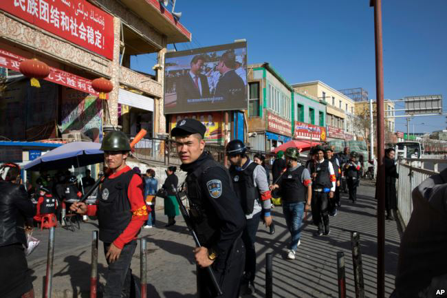 美国考虑因新疆拘押营而制裁中国官员