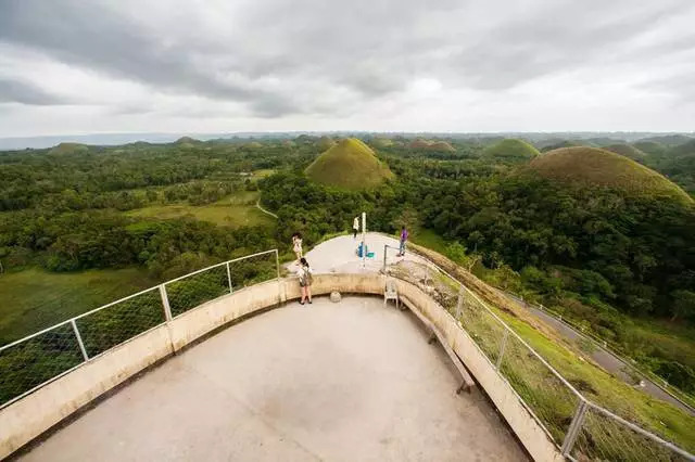 菲律宾有1268座“巧克力”山 却像坟墓
